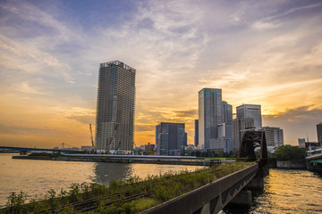 Obraz premium 夕焼けの都市風景