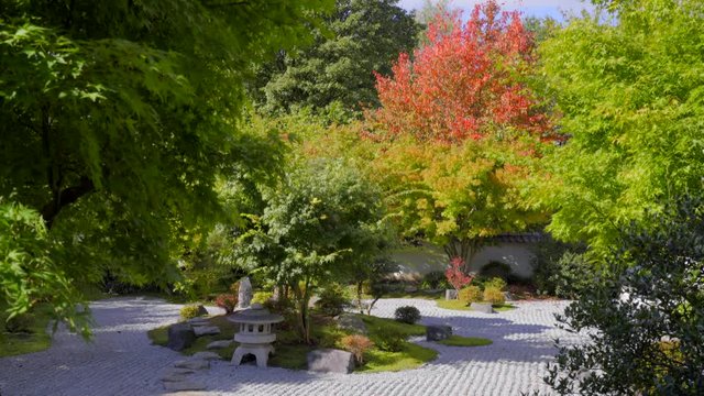 Japanischer Garten Anlage mit Park und Steinbeet