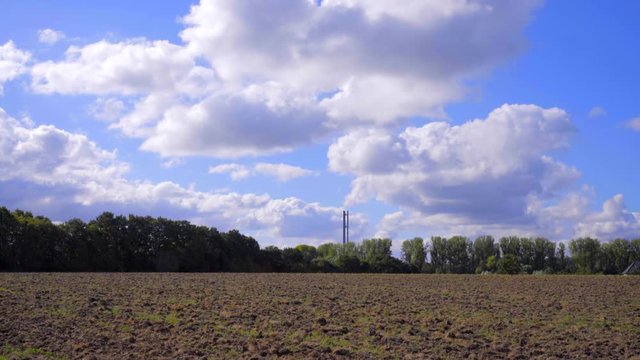 M&uuml;ll verbrennung  Industrie Anlage dampft Rauch in die Luft - mit blauen Himmel und Wolken