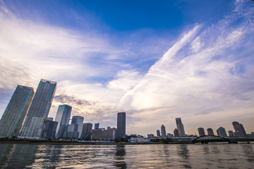 夕焼けの都市風景