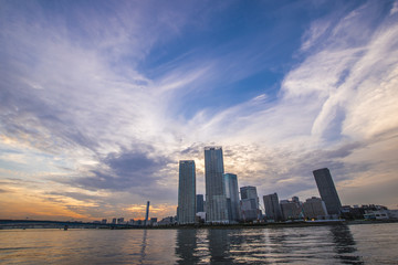 Fototapeta premium 夕焼けと高層マンション
