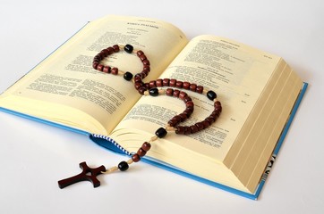 różaniec i Biblia
