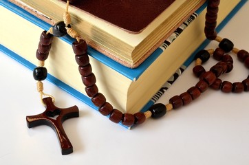 różaniec i Biblia