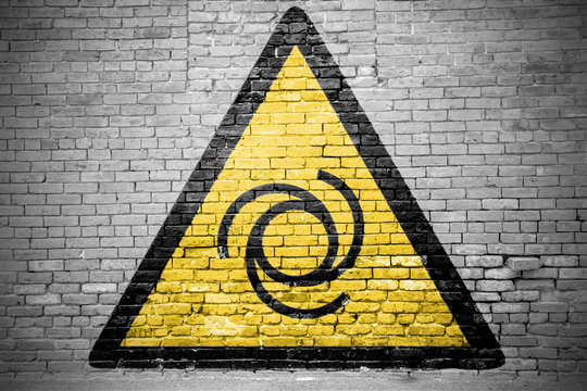 Ziegelsteinmauer mit Warnzeichen Warnung vor automatischem Anlauf Graffiti