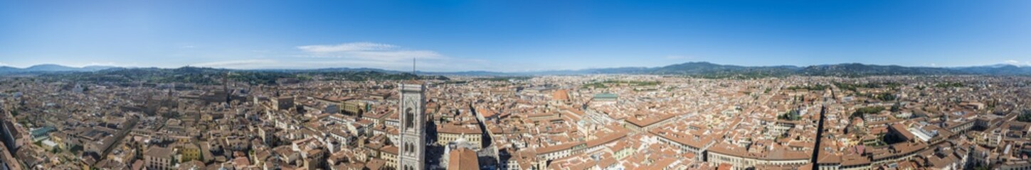 Fototapeta na wymiar Vista panoramica a 360 gradi di Firenze dall'alto sopra la cupola di Brunelleschi di Sant Maria del Fiore duomo di Firenze