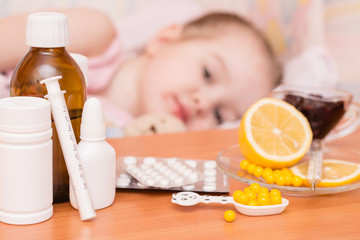 Лекарства, таблетки и витамины на фоне ребенка в...