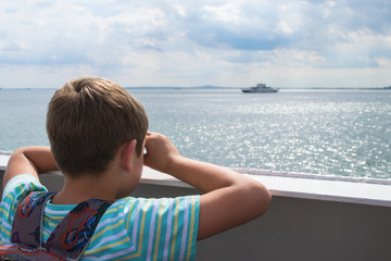 Fototapeta premium Boy pretends that looking through binoculars