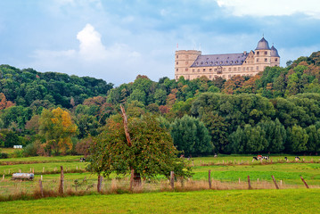Fototapeta na wymiar Die Wewelsburg über dem Tal der Alme in Westfalen