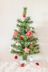 Traditioneller Christbaum, Weihnachtsbaum, geschmückt 