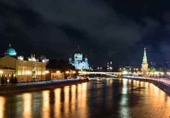 Fototapeta na wymiar Night view of Moscow from a bridge that cross the Moskova river