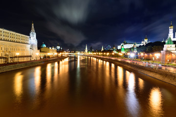 Obraz premium Night view of Moscow from a bridge that cross the Moskova river