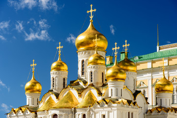 Fototapeta na wymiar The orthodox cathdral with its golden domes inside the Kremlin i