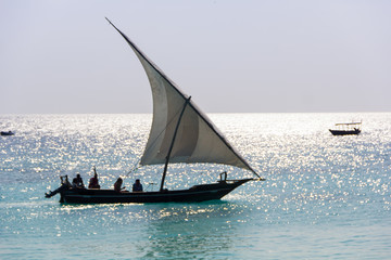Fototapeta premium Pirogue à voile à Zanzibar, la liberté