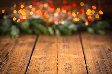 Weihnachten  -  Hintergrund mit Tanne und Lichtern auf leerem Holztisch
