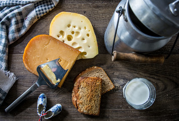 Holländischer Käse auf einem Holztisch - 123164095