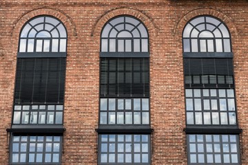 Obraz premium Large windows on brick wall