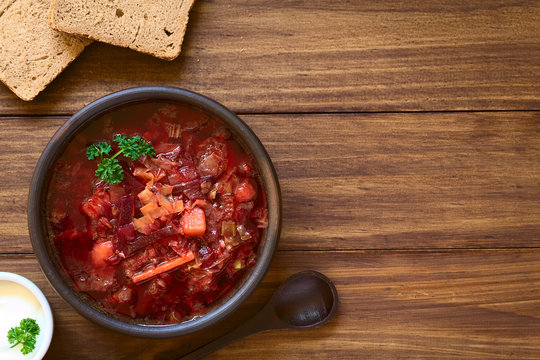 Vegetarische Borschtsch Suppe aus der osteuropäischen Küche, zubereitet aus rote Bete, Kohl, Karotte, Kartoffeln, Zwiebel und Selleriestange, fotografiert mit natürlichem Licht