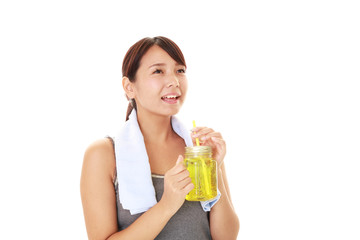 水分補給をする女性