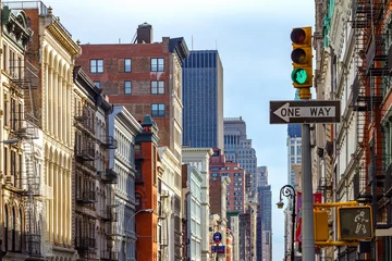 Foto op Plexiglas Manhattan-gebouwen langs een laan in SOHO, New York City © deberarr