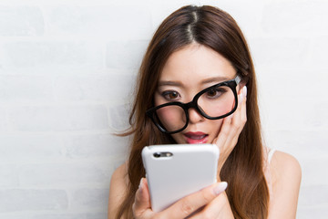 スマートフォン・驚く女性