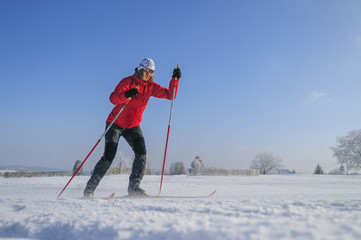 sportliche Langläuferin beim Skaten