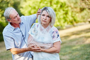 Alte Frau mit gebrochenem Arm in Schlinge