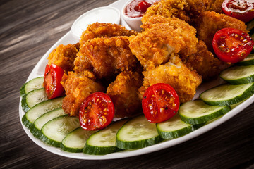 Fried chicken nuggets and vegetables 