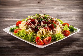 Pasta with meat, tomato sauce and vegetables 