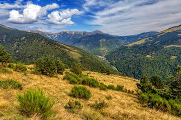 Fototapeta na wymiar Beautiful mountain peaks in Spain (Pyreness)