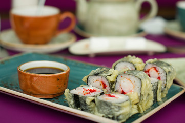 Суши с соевым соусом на тарелке 