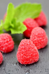 Moras rojas con hojas de menta.