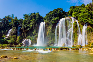 Naklejka premium Bangioc waterfall in Caobang, Vietnam
