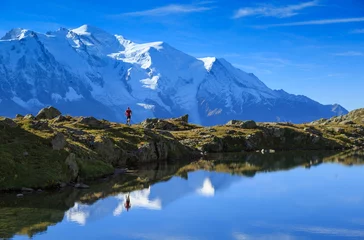 Foto op Plexiglas Mont Blanc Man trail running bij Lac De Chéserys, met de Mont Blanc op de achtergrond.