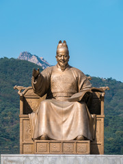 Naklejka premium Statue of King Sejong at the Gwanghwamun square (光化門広場 世宗大王像) in Seoul, Korea