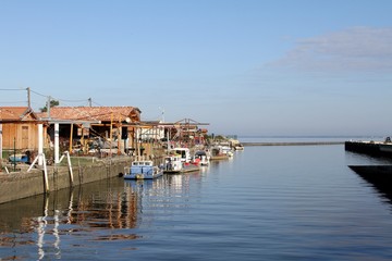 Fototapeta na wymiar port ostréicole de Gujan-Mestras,bassin d'Arcachon