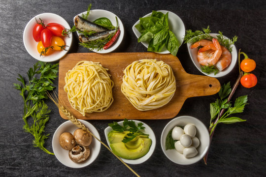 イタリア食材　生パスタ　 Raw pasta and Italian ingredients