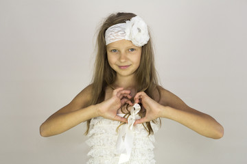 Dziewczyna z dłońmi w kształcie serca