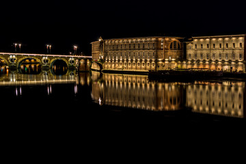 Vista nocturna antiguo hospital de Toulouse