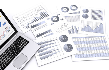 ノートパソコンとビジネス資料