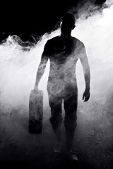 Obraz premium przystojny mężczyzna i streszczenie dymu