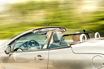 Fahrerin in Cabriolet mit offenem Dach auf der Autobahn