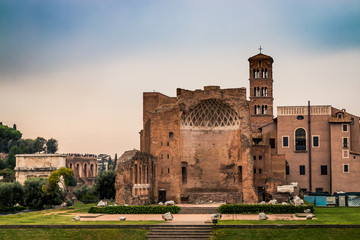 Le temple de Vénus et de Rome dans le forum Romain © Gerald Villena