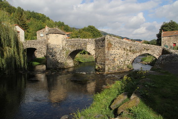 Fototapeta na wymiar vieux pont en Auvergne