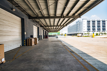 物流倉庫の搬入口
