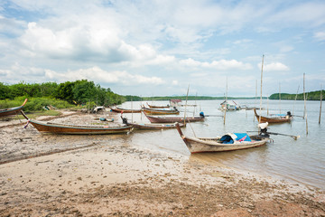 Fototapeta na wymiar Fishing boats parking at mangrove beach