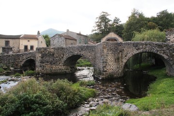 Fototapeta premium vieux pont en Auvergne