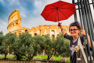 La femme au parapluie rouge devant le Colisée de Rome