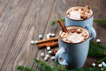 Tasses de boisson de Noël au chocolat chaud avec des guimauves