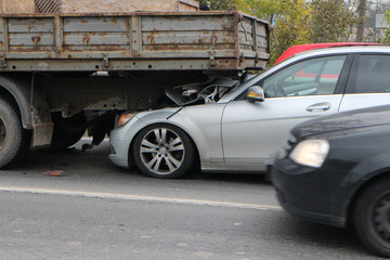 crash on the road due to insufficient distance between vehicles