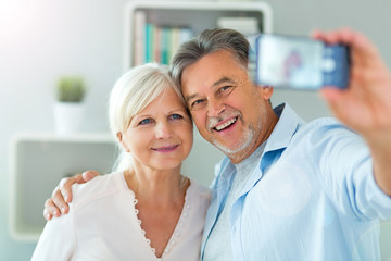 Obraz premium Senior couple taking selfie 